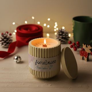 🎄✨ Svíčka Uvolnění Hluboká, zemská a jemně smyslná vůně santalu, pačuli, pižma a pelargonie se rozlévá jako teplý vánoční...